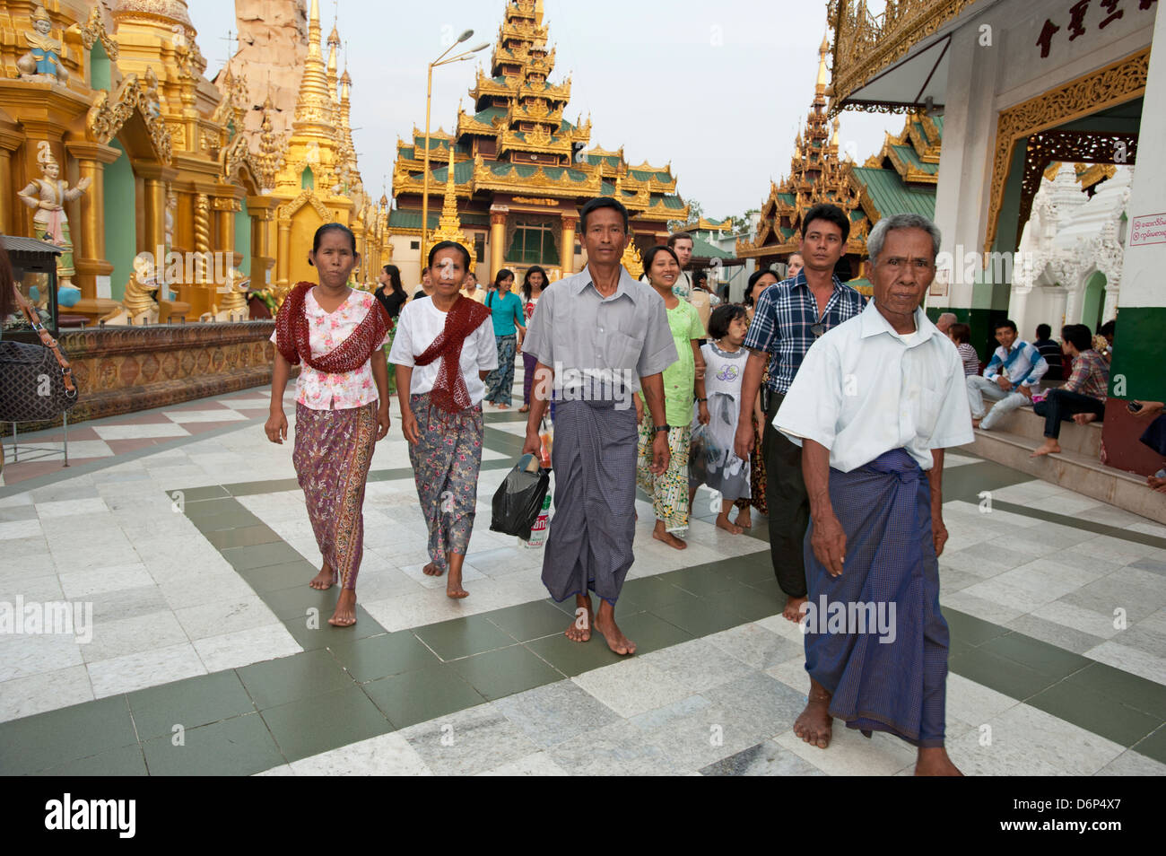 Famiglie birmane prendere una passeggiata serale intorno alla Shwedagon pagoda Yangon Myanmar (Birmania) Foto Stock