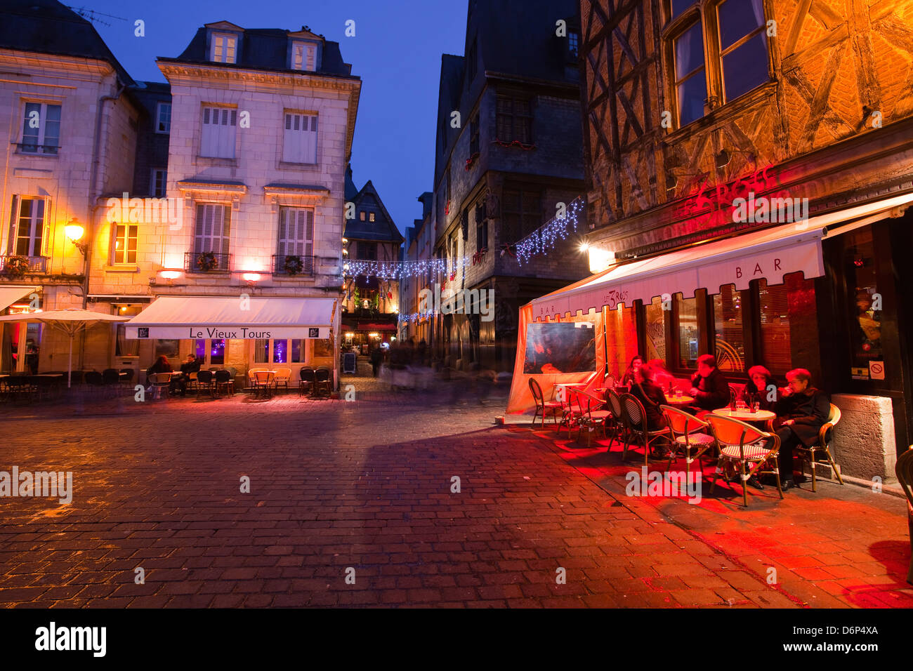 Place Plumereau in Vieux Tours su una tarda sera di dicembre, Tours, Indre-et-Loire, Francia, Europa Foto Stock