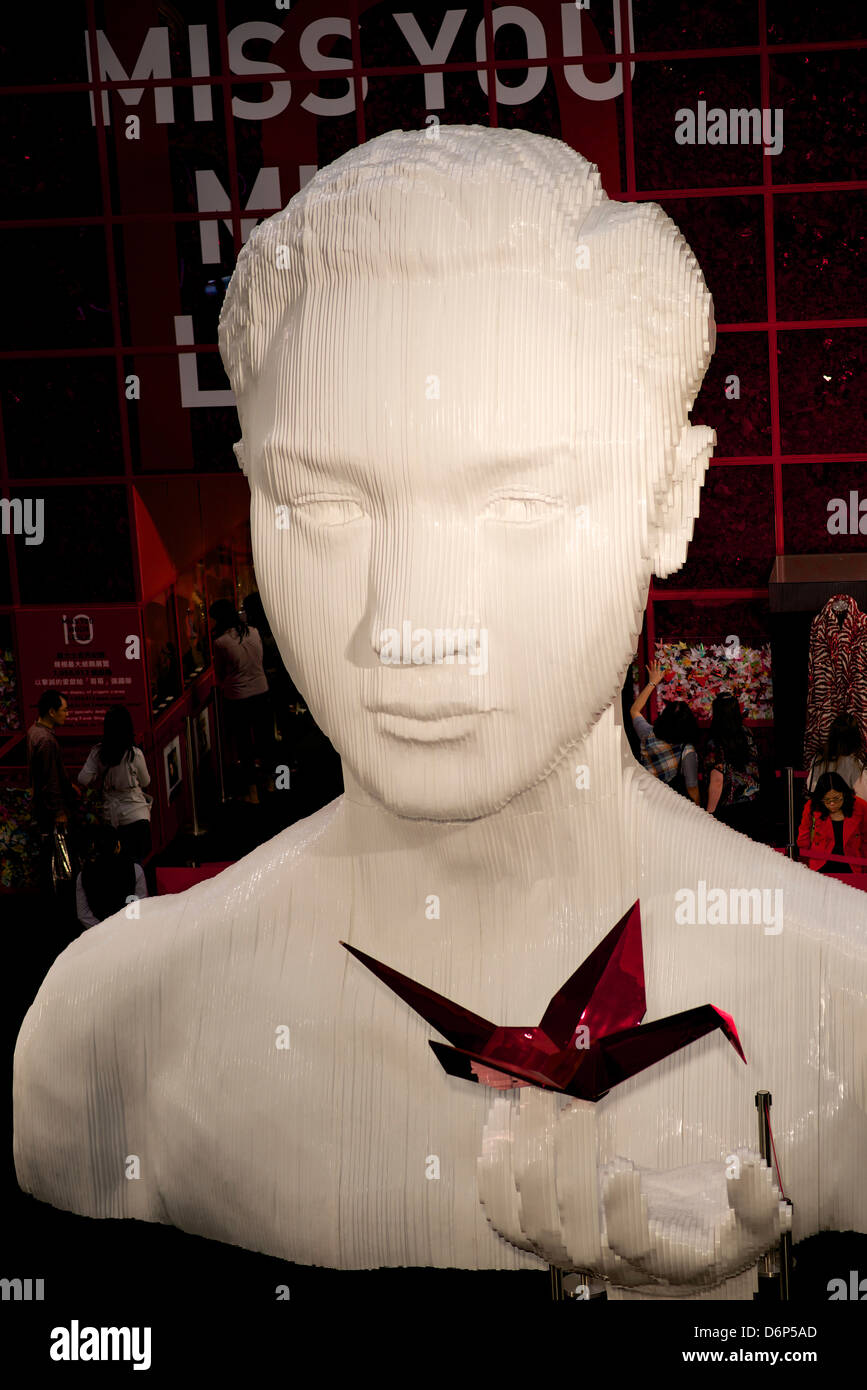 Statua gigante di leslie cheung, un famoso hong kong cantopop star segnando il decimo anniversario della sua morte. Foto Stock