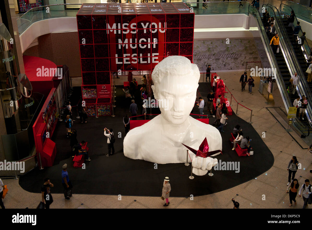 Statua gigante di leslie cheung, un famoso hong kong cantopop star segnando il decimo anniversario della sua morte. Foto Stock