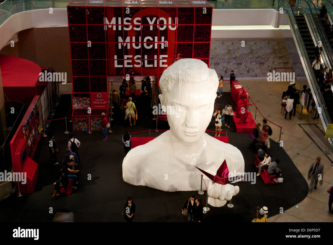 Statua gigante di leslie cheung, un famoso hong kong cantopop star segnando il decimo anniversario della sua morte. Foto Stock