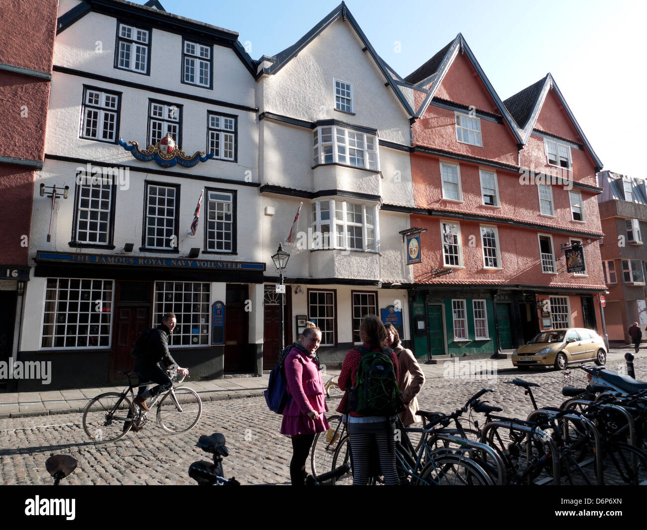 Una vista del centro storico di alloggiamento e persone con bici su King Street in Inghilterra Bristol REGNO UNITO Foto Stock