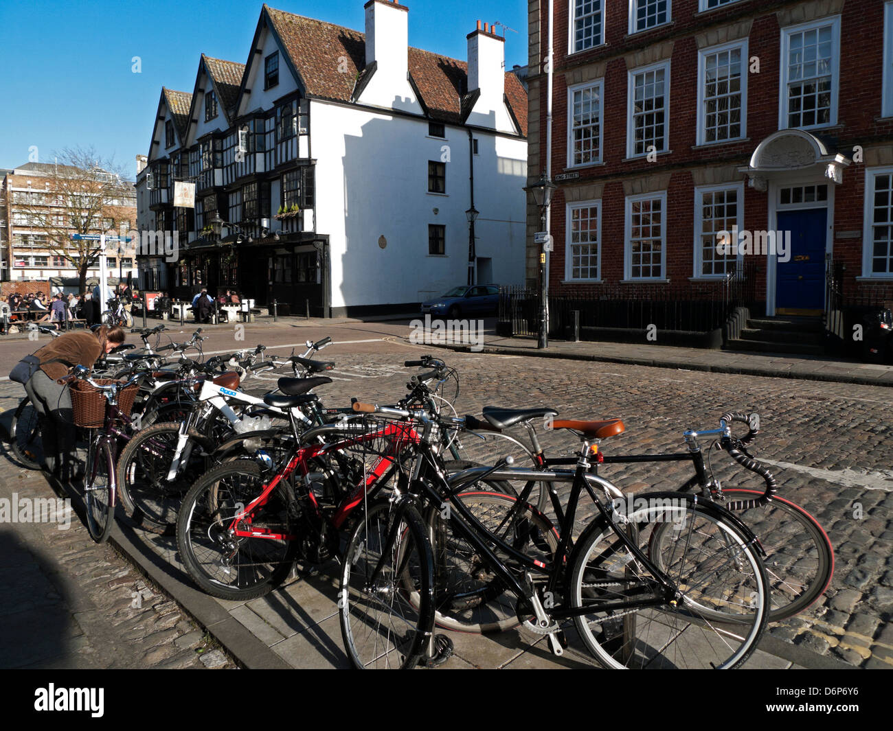 Una vista degli edifici e biciclette su King Street in Welsh Back, Bristol England Regno Unito Foto Stock