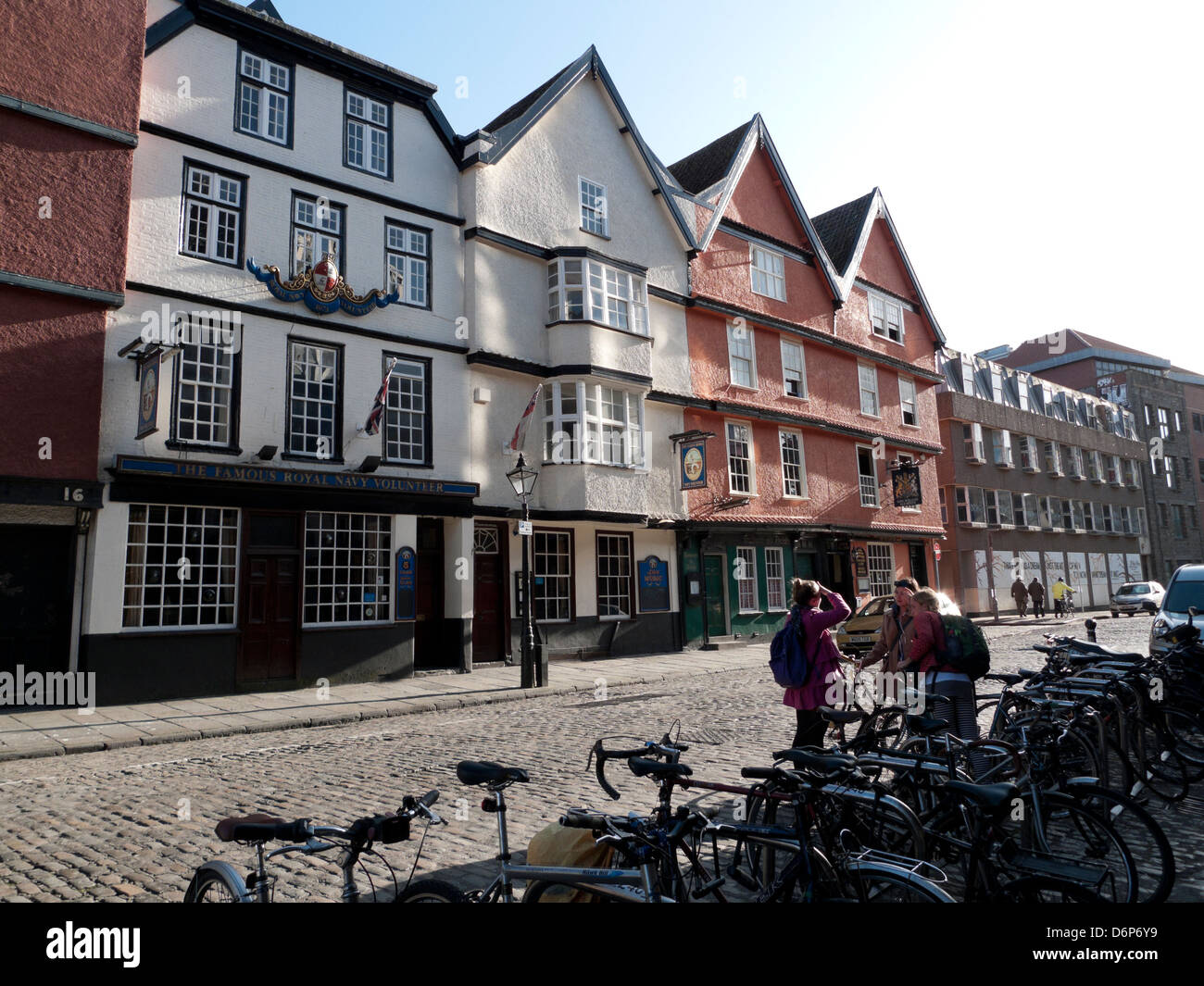 Una vista di edifici, persone e biciclette su King Street scene in Inghilterra Bristol REGNO UNITO Foto Stock