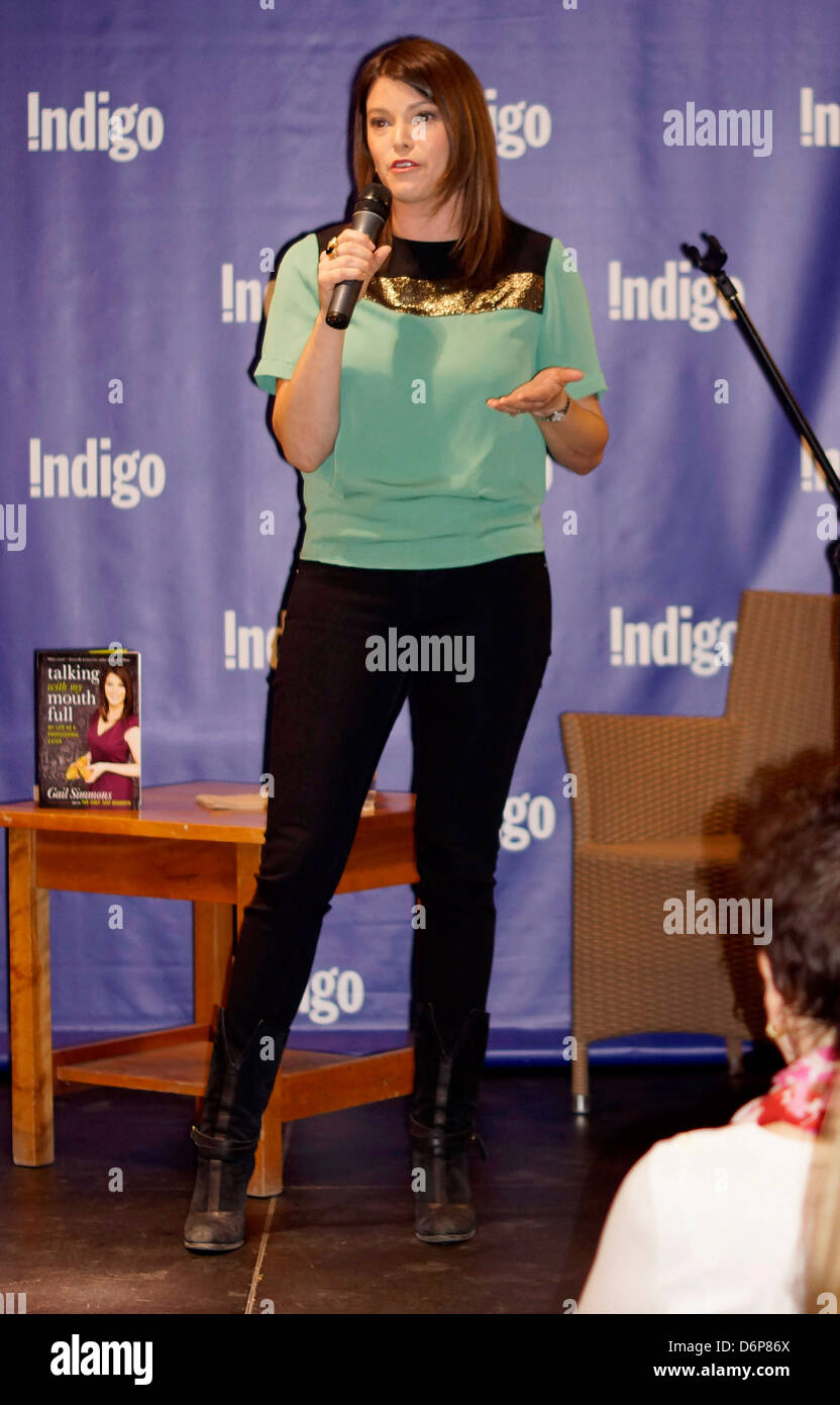 Gail Simmons libro firma a Indigo Yonge e Eglinton per promuovere il suo nuovo libro "Parlando con la mia bocca piena' Toronto, Canada - Foto Stock