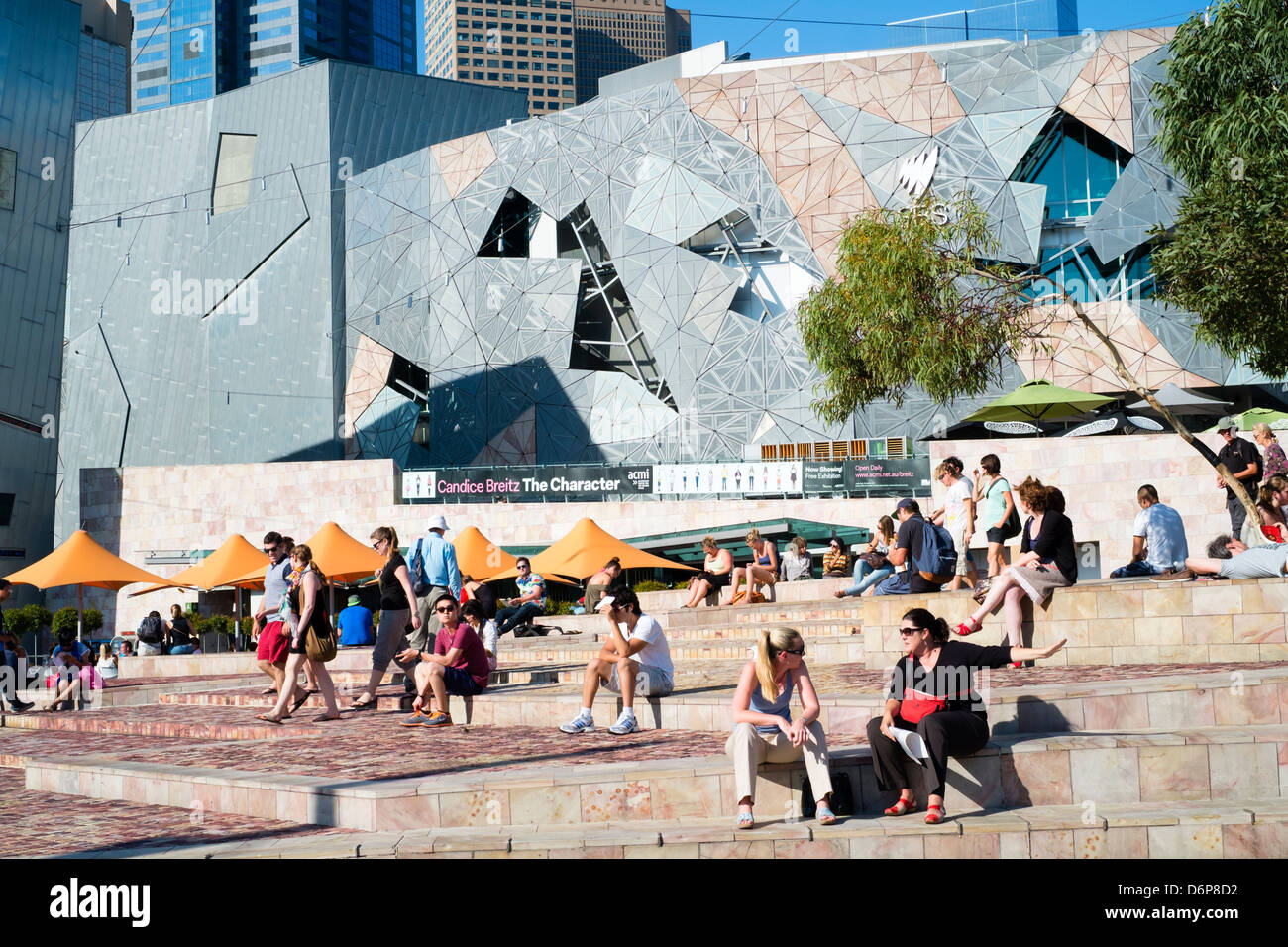 Vista del plaza a Federation Square nel centro di Melbourne in Australia Foto Stock