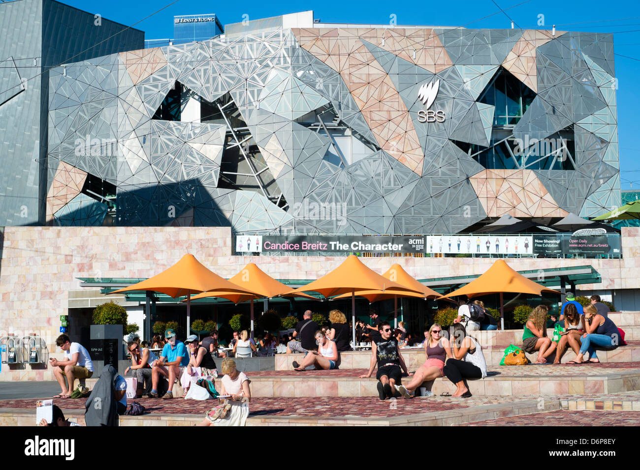 Vista del bar e la gente a Federation Square nel centro di Melbourne in Australia Foto Stock