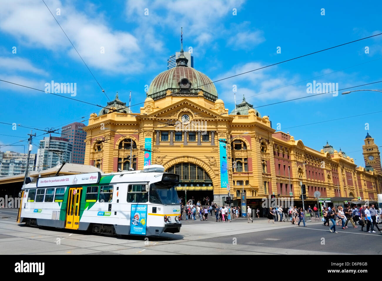 La Flinders stazione ferroviaria con il tram pubblico nel centro di Melbourne in Australia Foto Stock