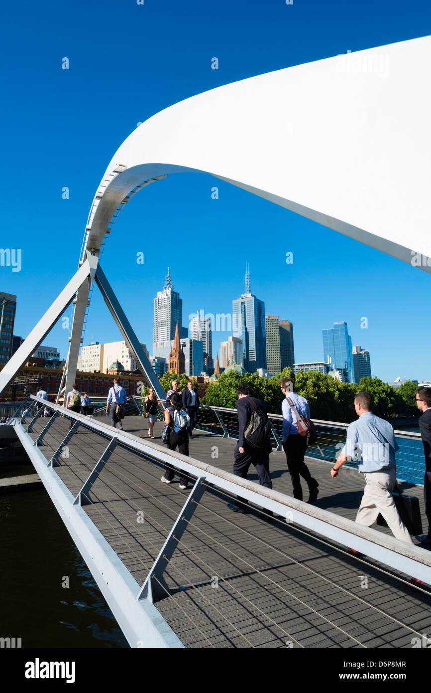 Pedoni che attraversano Evan Walker passerella al Southbank attraverso Fiume Yarra nel centro di Melbourne in Australia Foto Stock