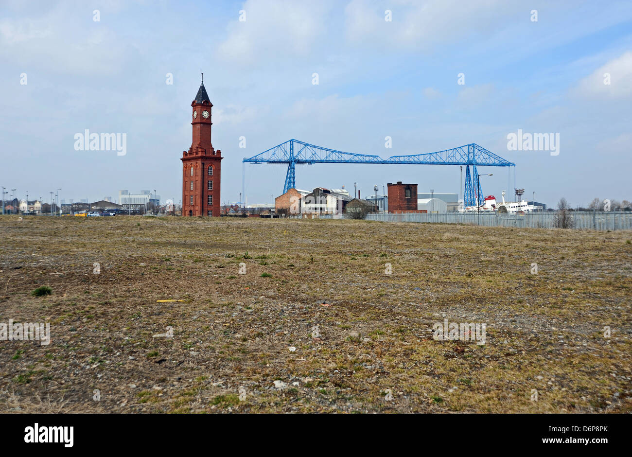 Sviluppo Waterside accanto alle vecchie gru portuali e al ponte Tees Transporter Bridge A Middlesbrough Cleveland Teeside UK Foto Stock