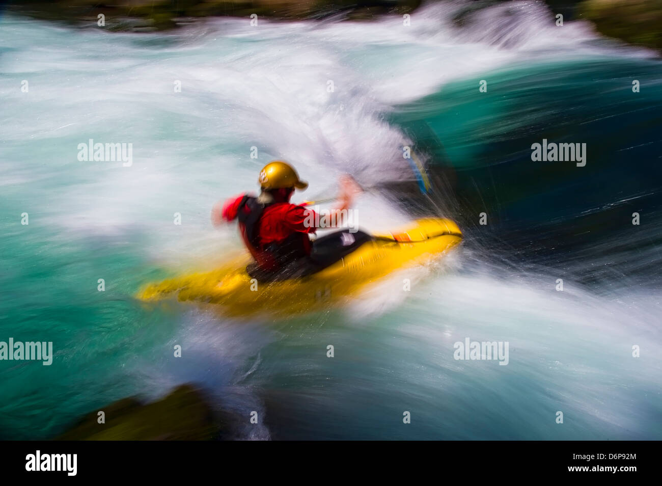 Motion Blur immagine di un giovane uomo whitewater kayak, White Salmon River, Washington, Stati Uniti d'America. Foto Stock