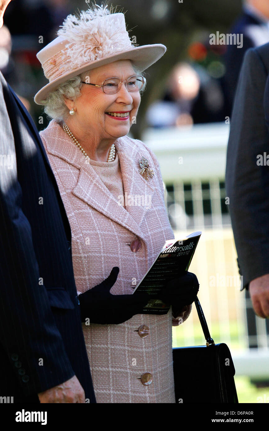 La regina Elisabetta II La Qipco British Champions Fillies e Mares Stakes Qipco British Champions giorno a Ascot Berkshire, Inghilterra Foto Stock