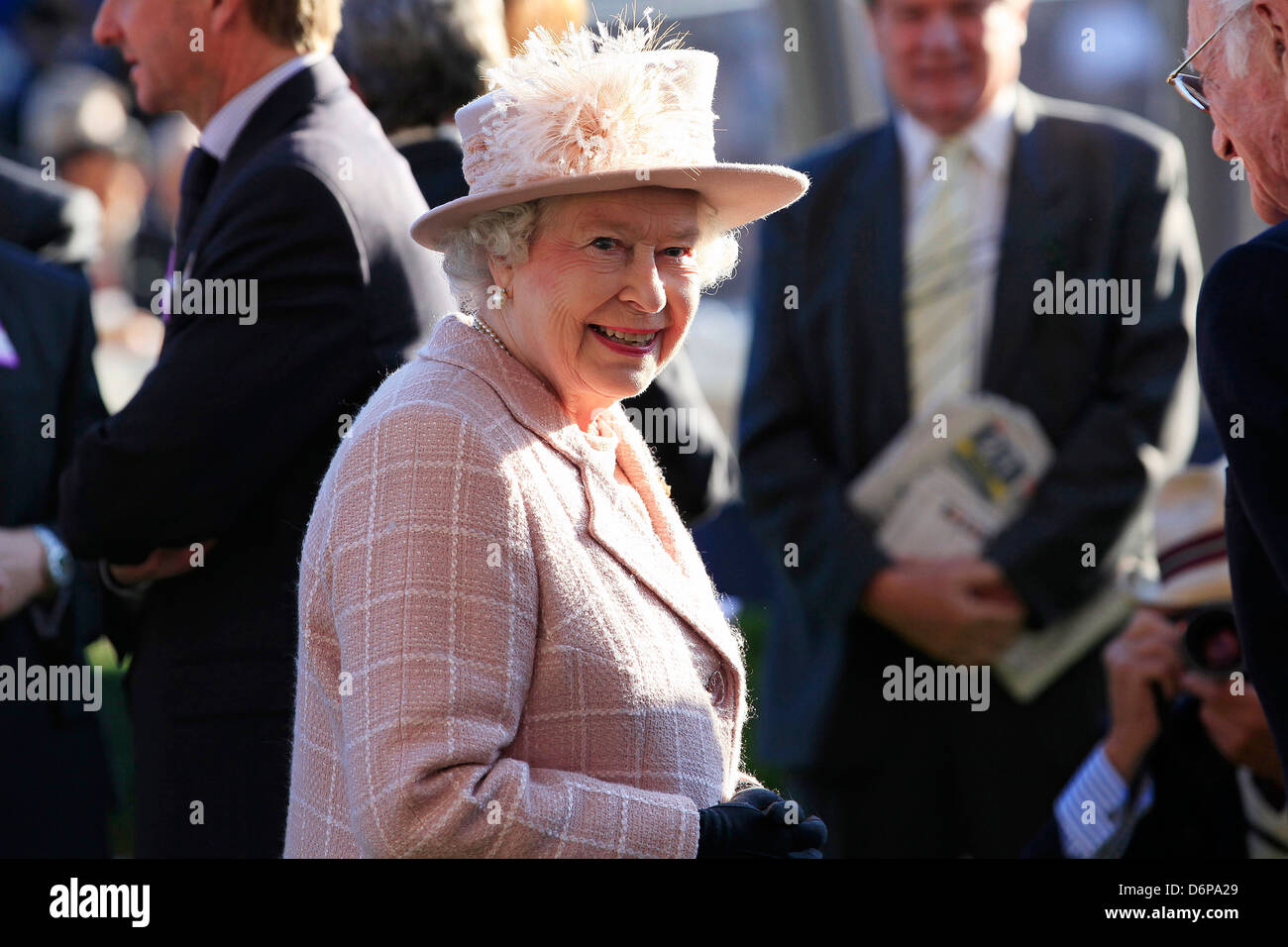 La regina Elisabetta II La Qipco British Champions Fillies e Mares Stakes Qipco British Champions giorno a Ascot Berkshire, Inghilterra Foto Stock