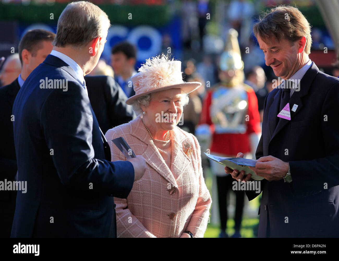 La regina Elisabetta II La Qipco British Champions Fillies e Mares Stakes Qipco British Champions giorno a Ascot Berkshire, Inghilterra Foto Stock