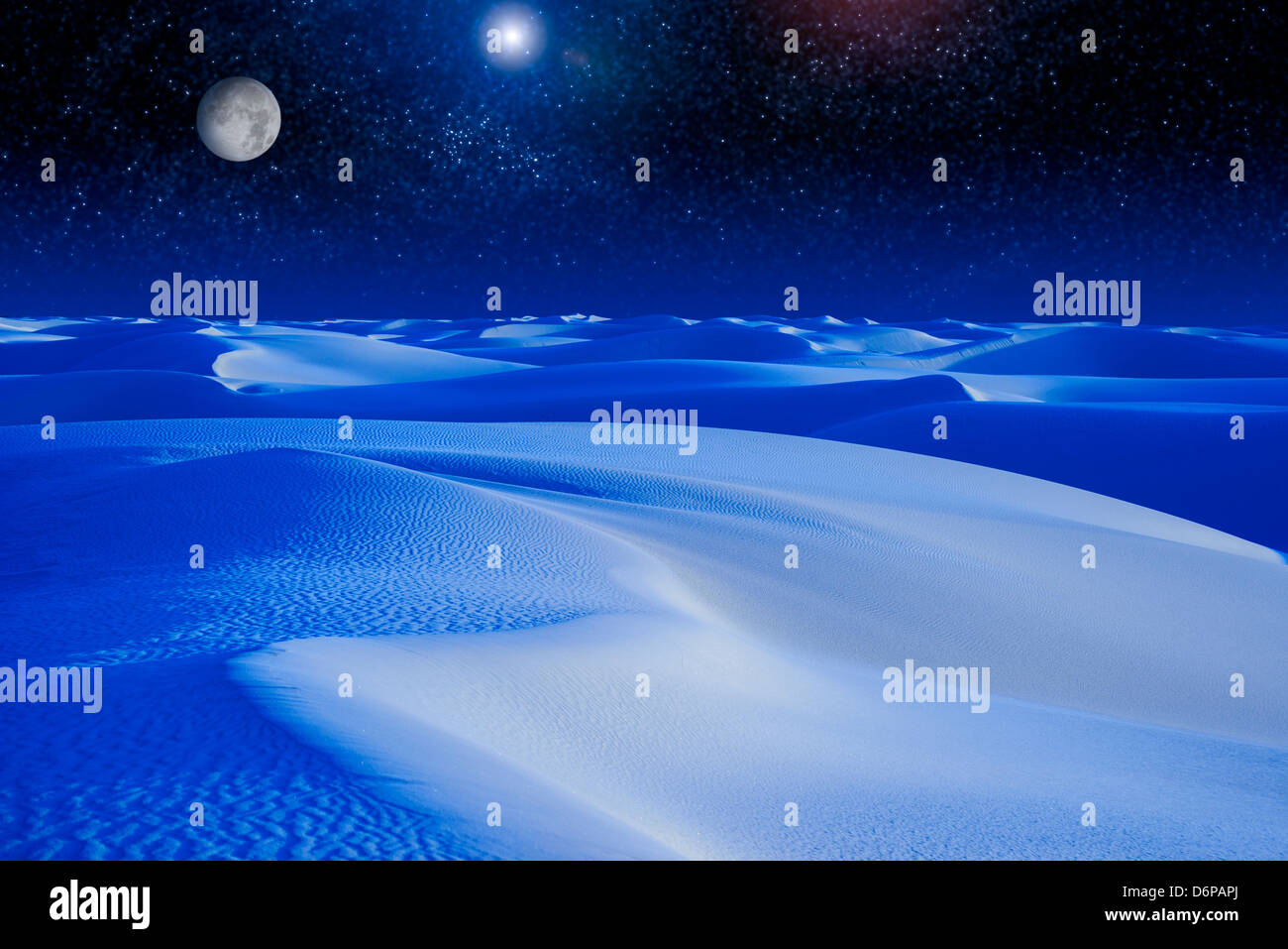 Un composito digitale immagine di stelle e una luna piena che si innalzano per oltre un blu duna di sabbia. Foto Stock