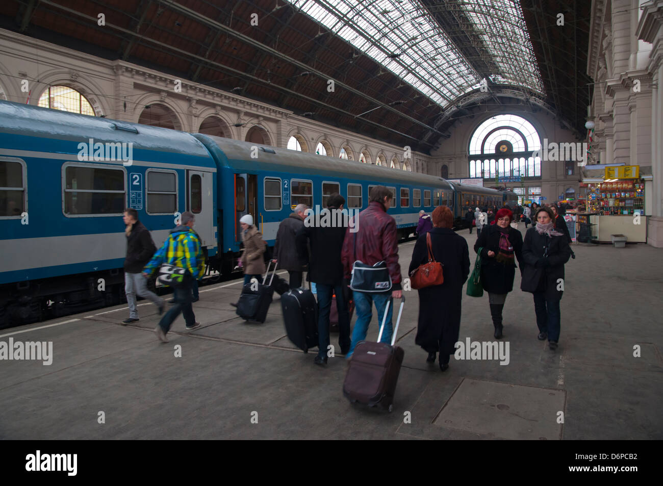 Alla stazione ferroviaria di Keleti Budapest Ungheria Europa Foto Stock