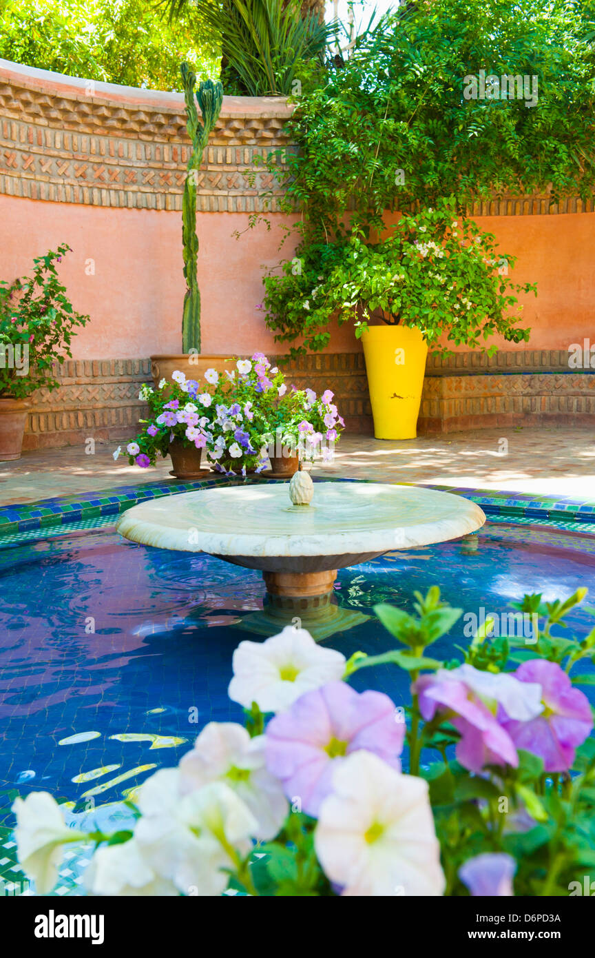 Fontana e fiori nel Giardino Majorelle (giardini di Yves Saint Laurent), Marrakech, Marocco, Africa Settentrionale, Africa Foto Stock