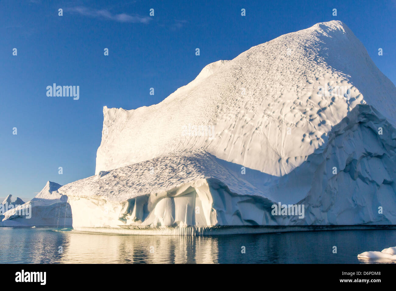 Messa a terra iceberg, Rode O (isola rossa), Scoresbysund, a nord-est della  Groenlandia, regioni polari Foto stock - Alamy