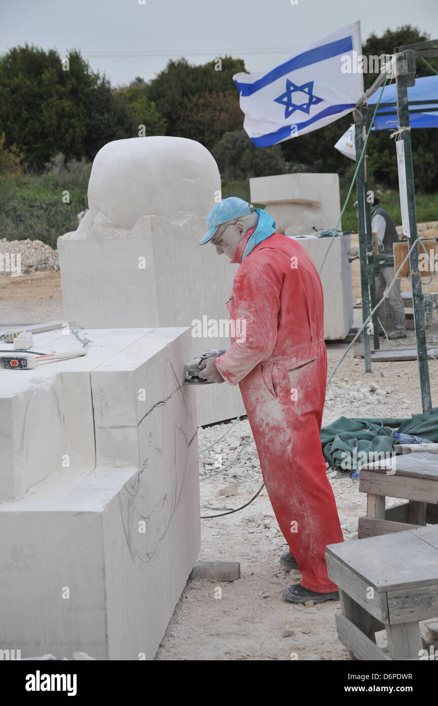 La scultura in pietra. Artista formando una grande calcare fotografato in Maalot, Israele Foto Stock