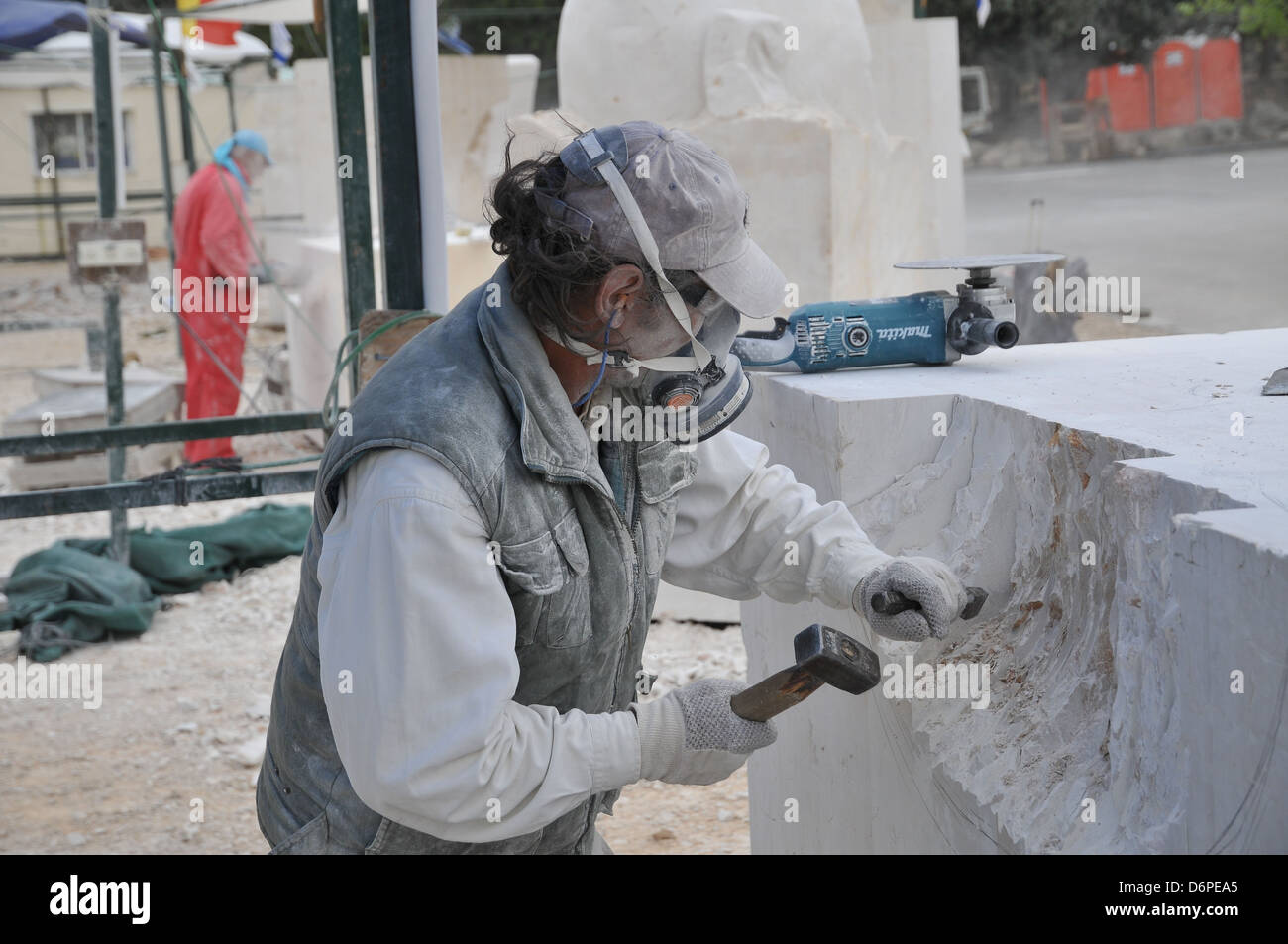 La scultura in pietra. Artista formando una grande calcare fotografato in Maalot, Israele Foto Stock