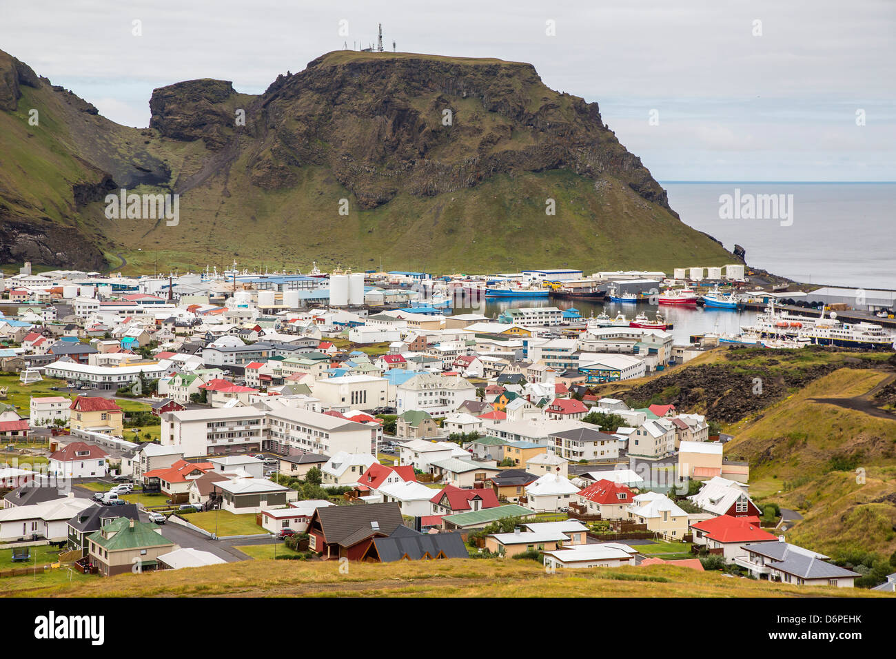 Affacciato sulla città di Heimaey dalla recente flusso di lava sulla Isola di Heimaey, Islanda, regioni polari Foto Stock