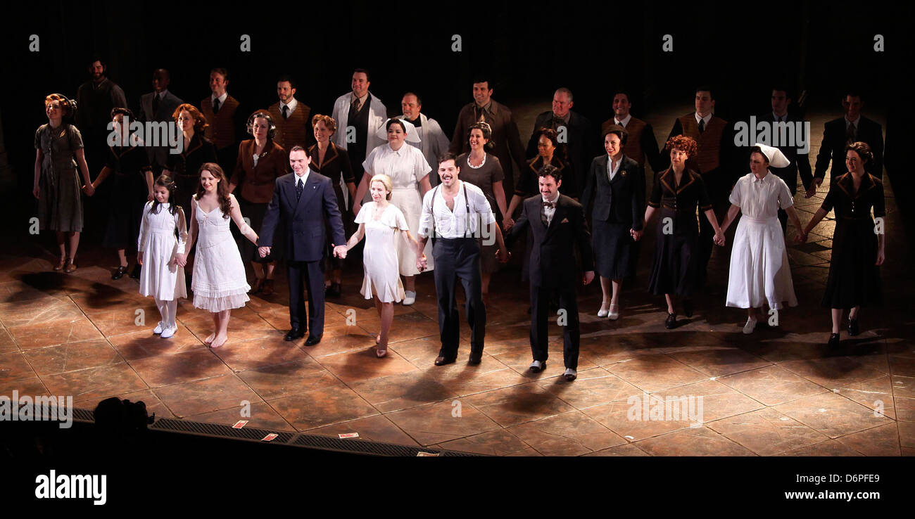 Maya Jade Frank, Rachel Potter, Michael Cerveris, Elena Roger, Ricky Martin, Max von Essen e cast Curtain Call dopo il Foto Stock