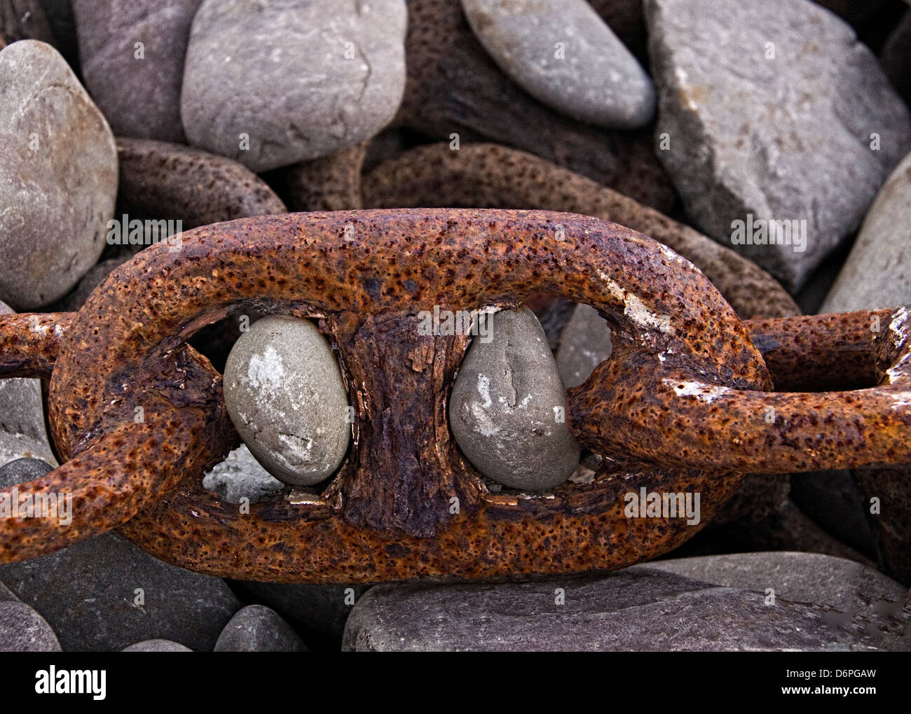 Catena arrugginito con rocce Foto Stock