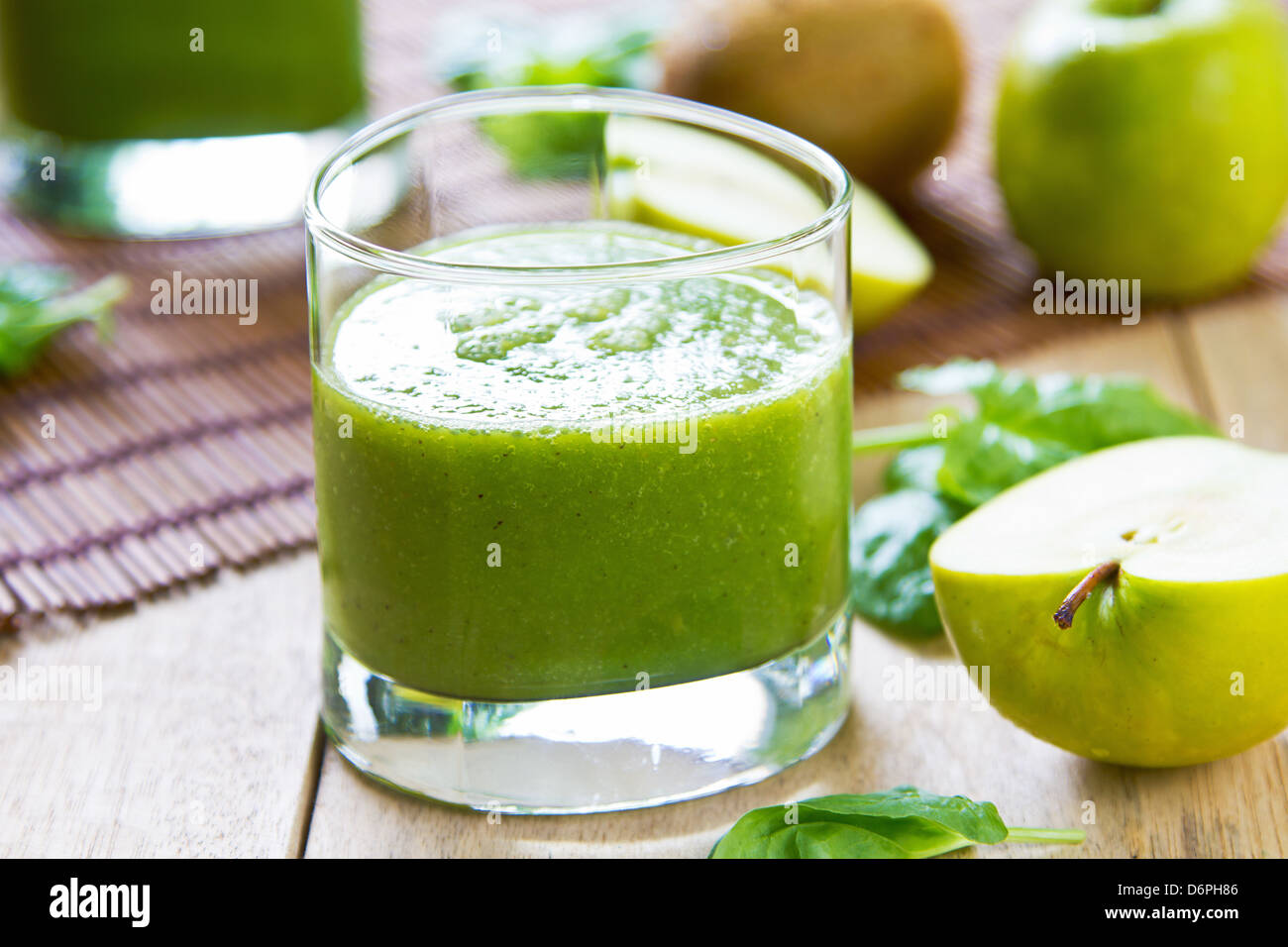 Gli spinaci con Apple e il frullato di Kiwi Foto Stock