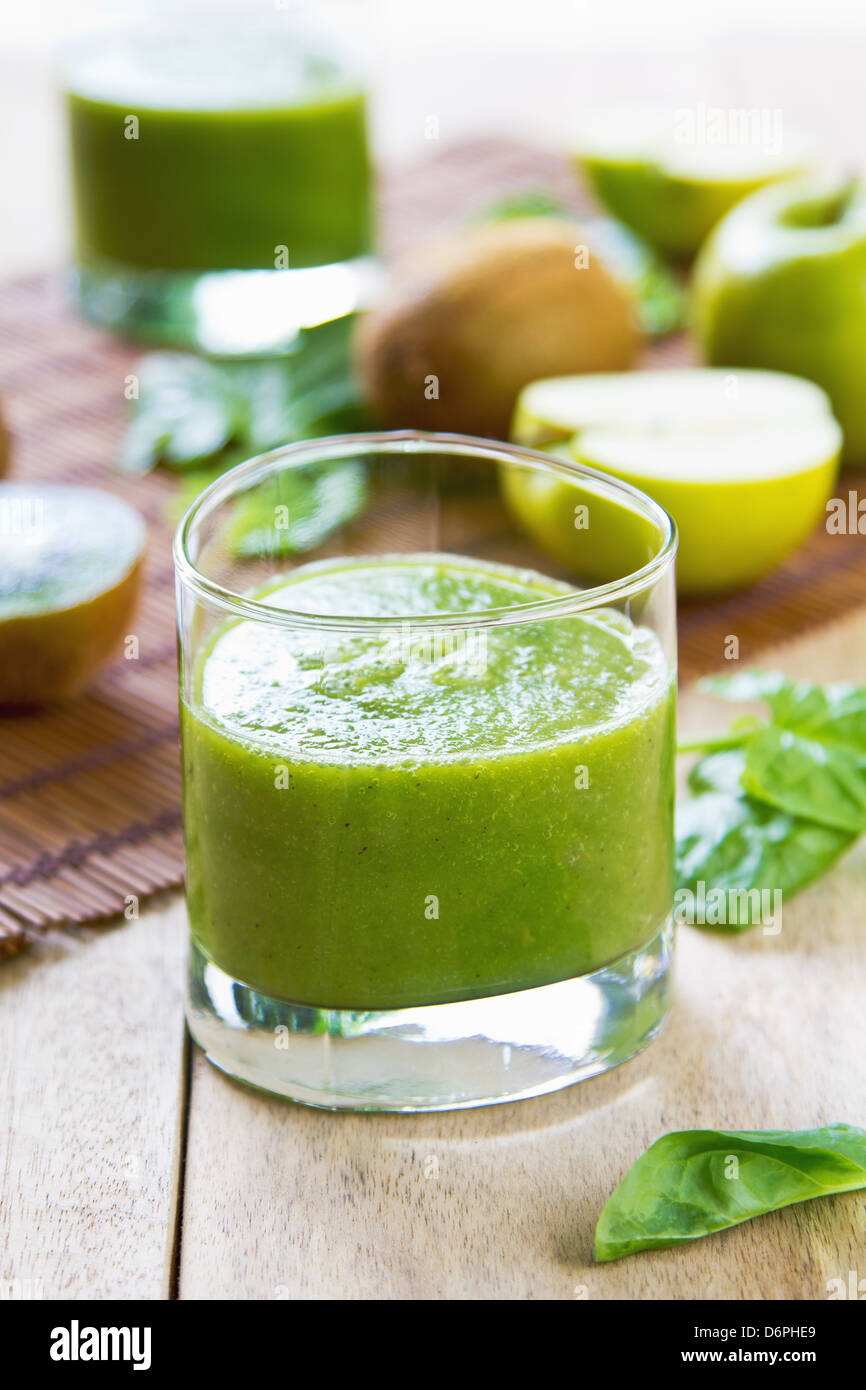 Gli spinaci con Apple e il frullato di Kiwi Foto Stock