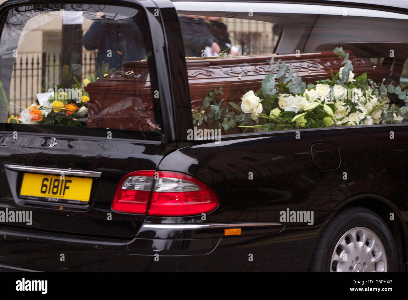 Il funebre e bara il funerale di Paolo McBride QC, tenutasi a San Luigi' chiesa in Garnethill Glasgow, Scozia - 12.03.12 Foto Stock
