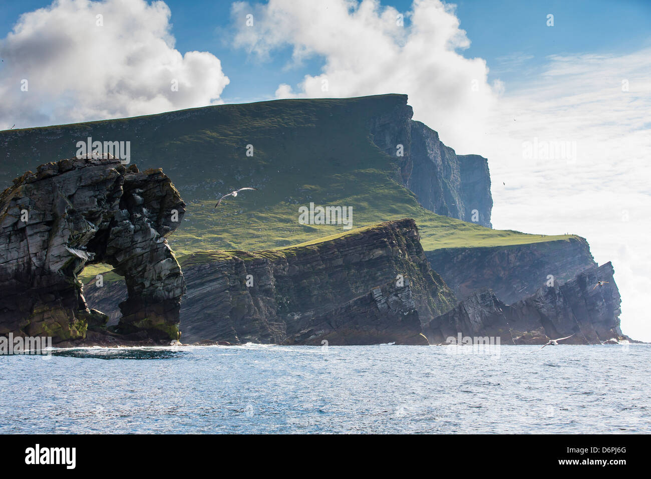 Formazione rocciosa conosciuta come Gada nello stack su Foula Isola, Shetland Scozia, Regno Unito, Europa Foto Stock