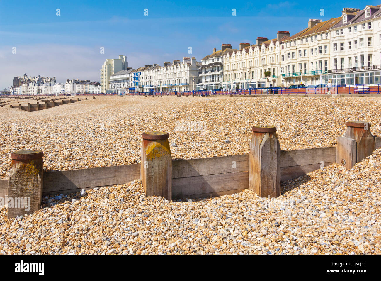 Eastbourne Beach Pebble Shingle Beach e groynes, hotel sul lungomare, Eastbourne, East Sussex, England, GB, Regno Unito, Europa Foto Stock