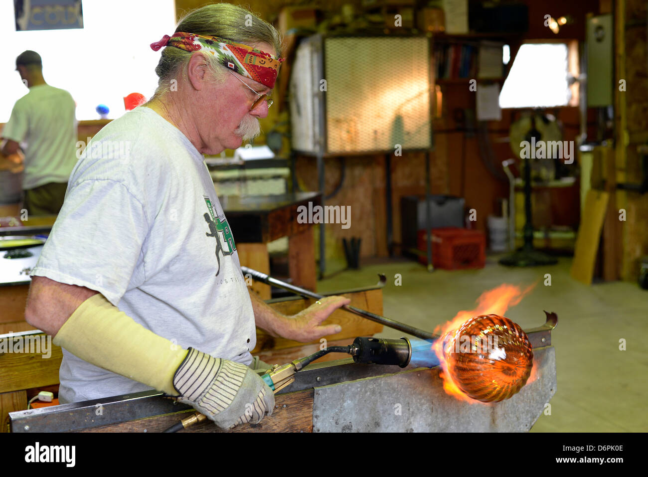 Glassblowing in Moonshine Glass studio in Wallowa, Oregon. Foto Stock
