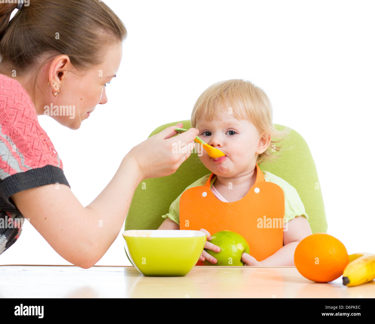 Cucchiaio di madre alimentando la sua bambina Foto Stock