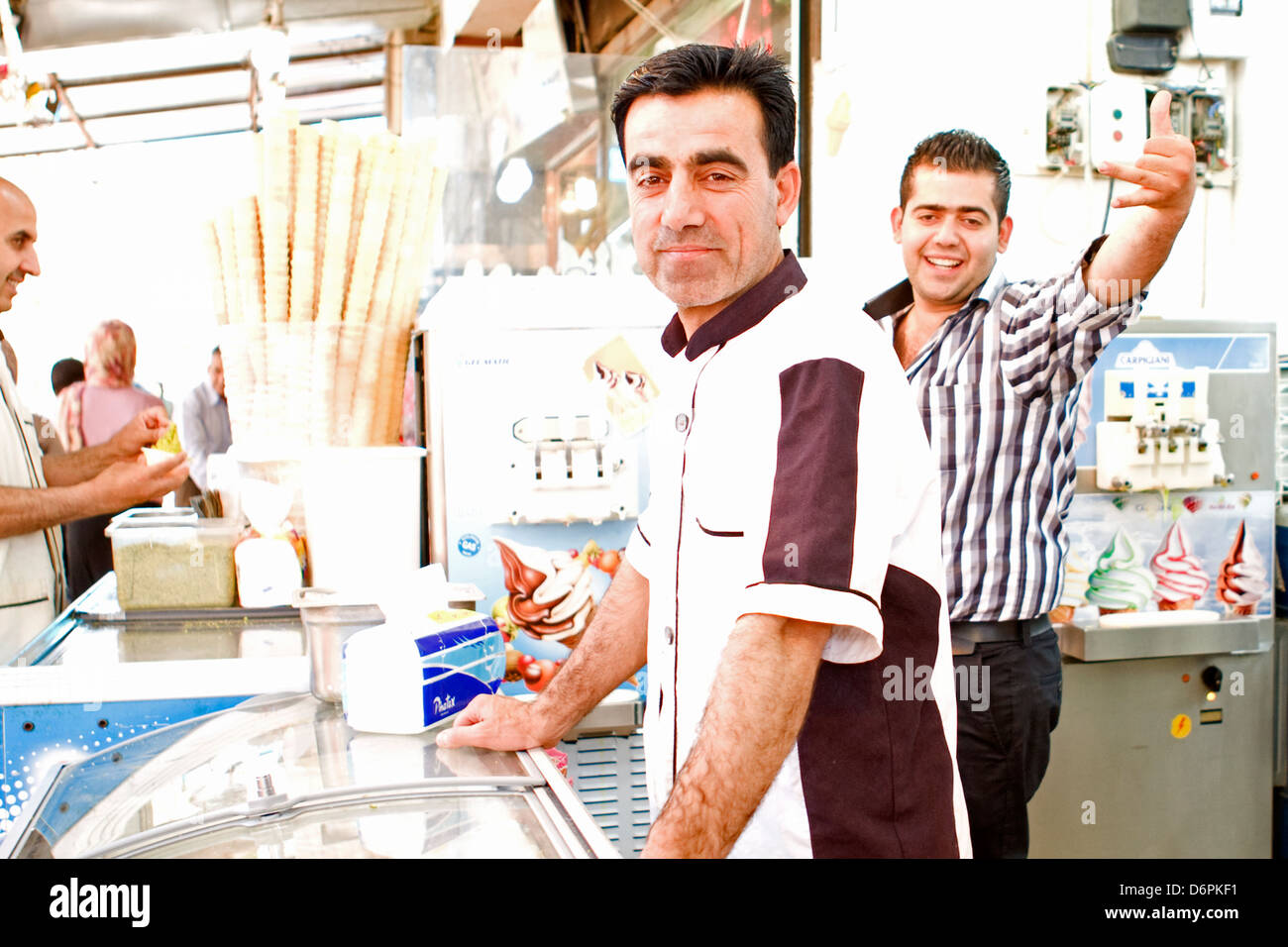 Gelati venduti nel loro negozio nel vecchio mercato Qeyseri dall'antica città di cittadella di Hewlêr, a Erbil, Iraq. Foto Stock