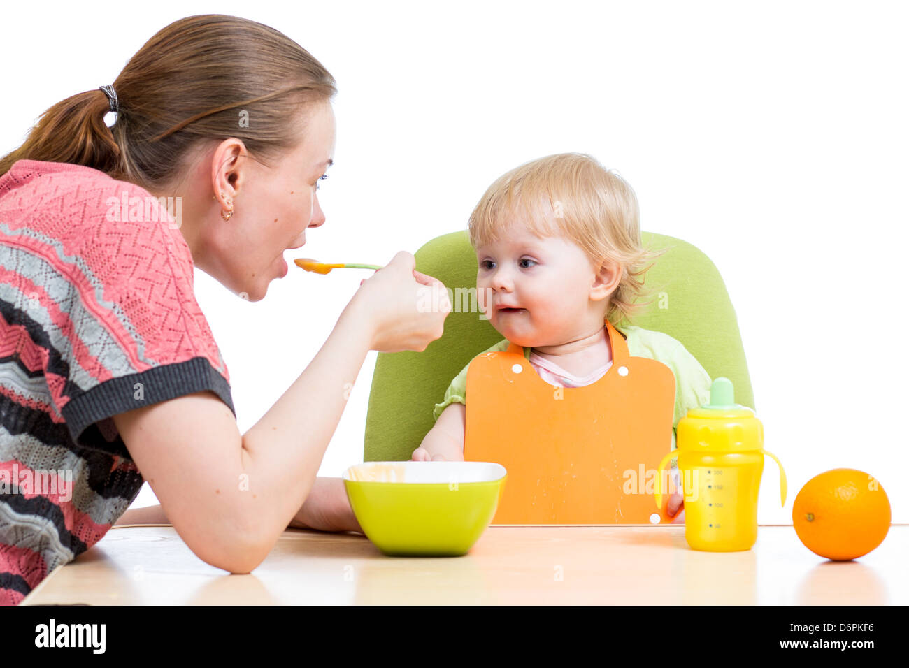Cucchiaio di madre alimentando la sua bambina Foto Stock