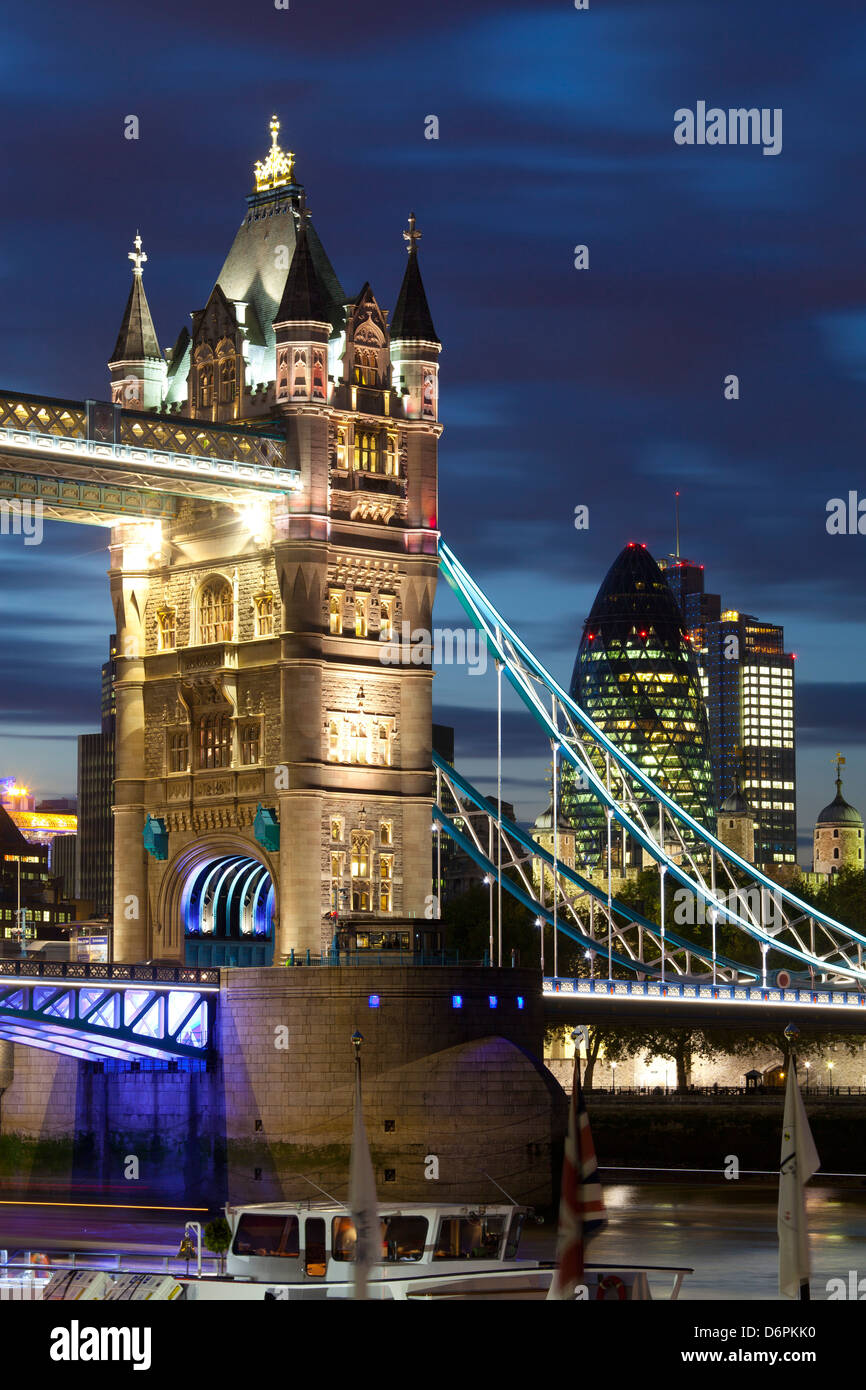 Il Tower Bridge e il distretto finanziario di notte, Londra, Inghilterra, Regno Unito, Europa Foto Stock