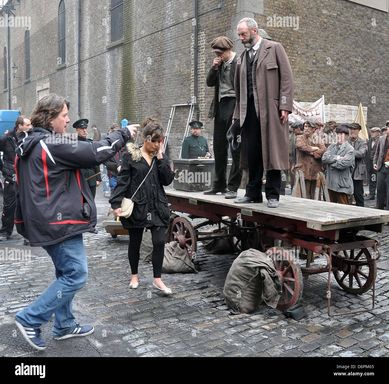 Liam Cunningham sul televisore di 'Titanic: Sangue e acciaio" le riprese in location a Dublino dove egli si rivolge a un ampio gruppo di Foto Stock