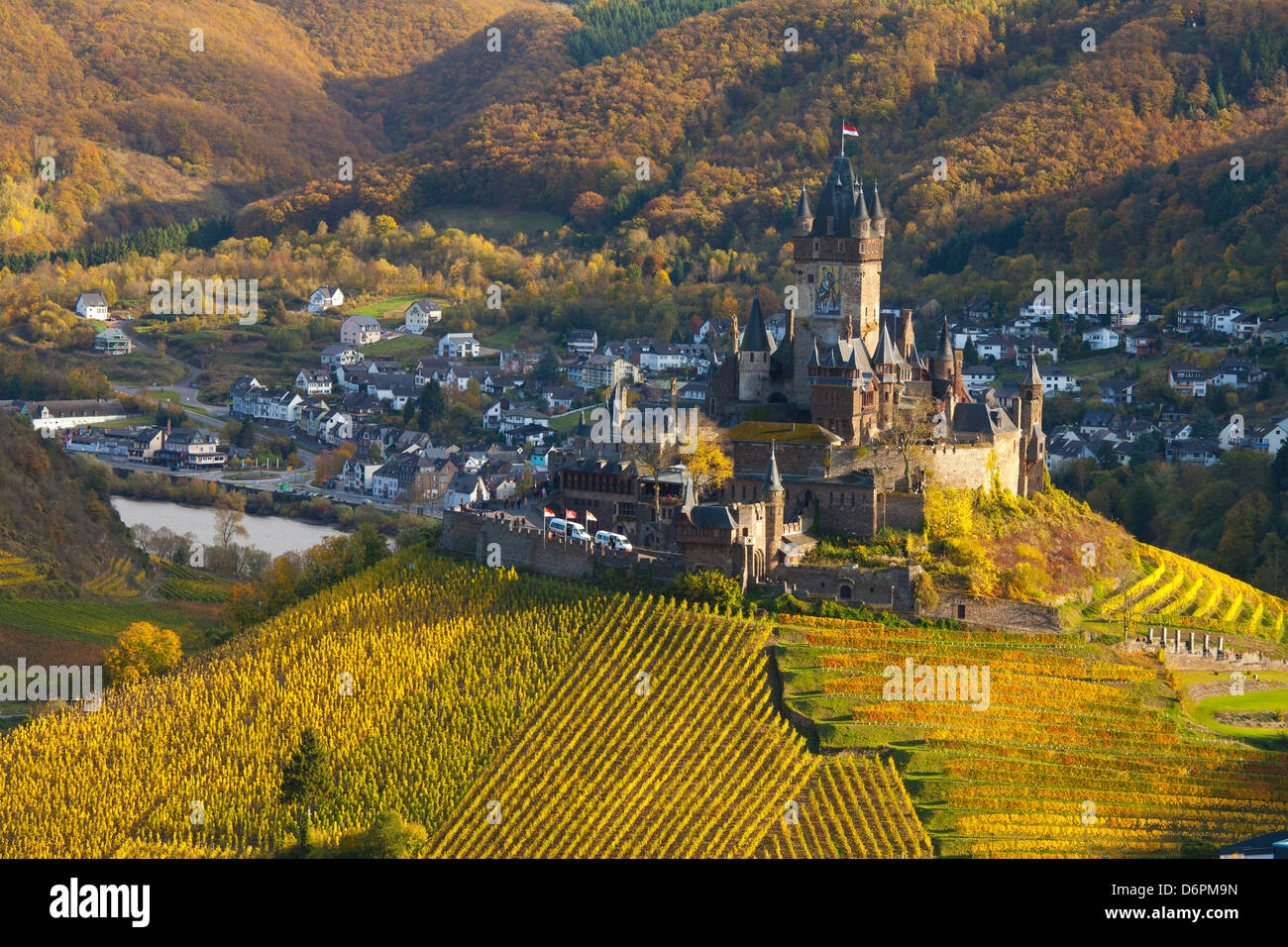 Vista sul Castello di Cochem e sul fiume Mosella valle in autunno, Cochem, Renania-Palatinato (Renania-Palatinato), Germania, Europa Foto Stock
