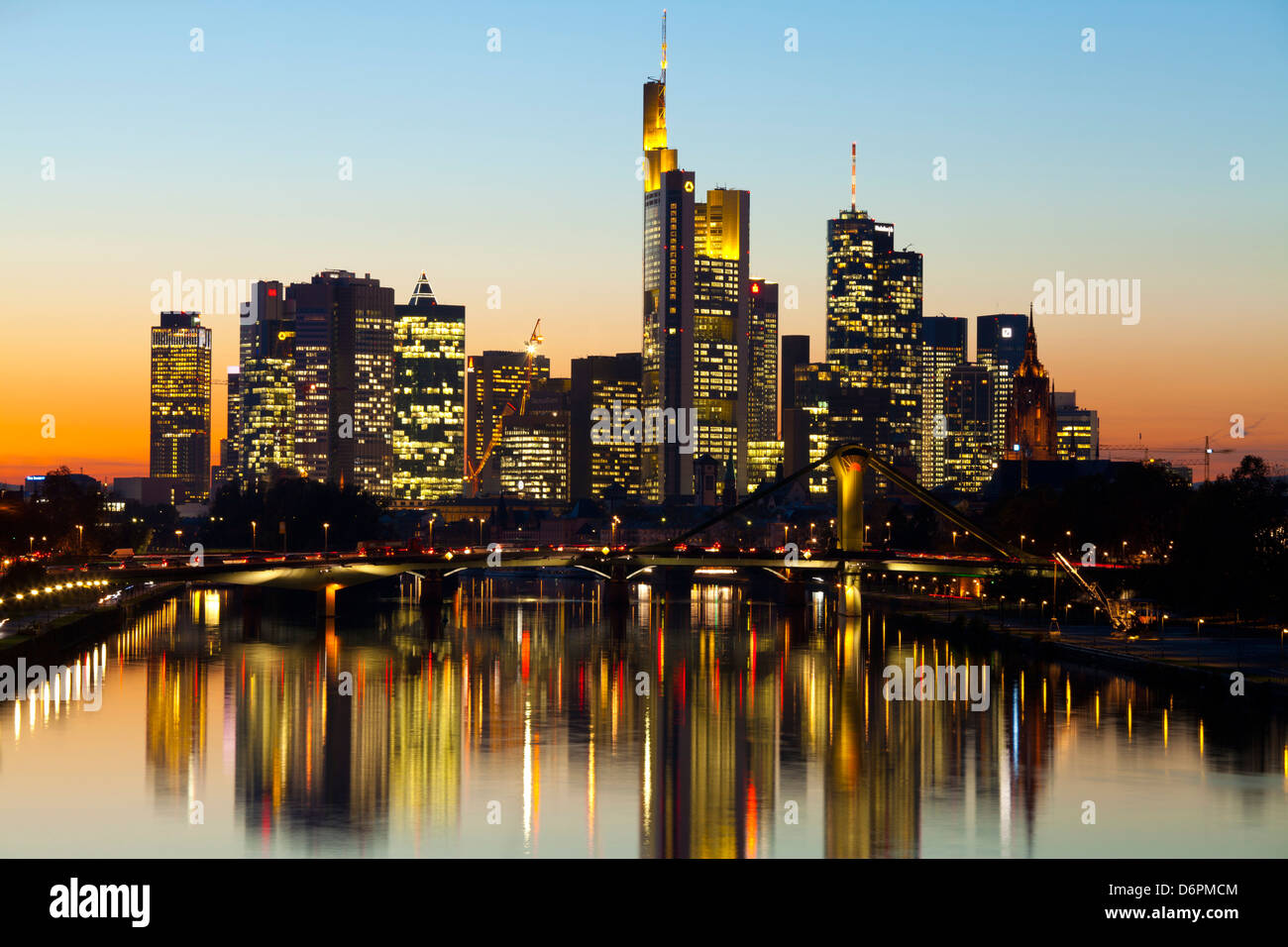 Lo skyline di Francoforte al crepuscolo, Francoforte Hesse, Germania, Europa Foto Stock