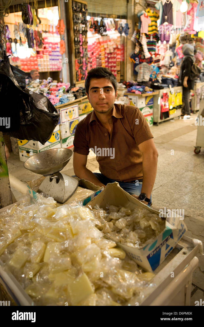 Un uomo vendere casa realizzato in gomma da masticare udienza dal suo interno di stallo del vecchio mercato in attesa per i clienti a Erbil, Iraq Foto Stock