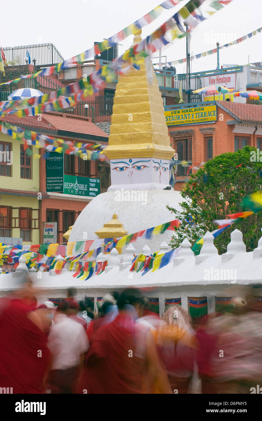 Pellegrini circumambulating il grande Stupa, Boudha Stupa, (Chorten Chempo), Boudhanath, Kathmandu, Nepal, Asia Foto Stock
