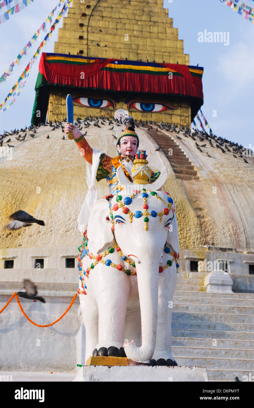 Statua di elefante a Boudha Stupa, (Chorten Chempo), Boudhanath, Kathmandu, Nepal, Asia Foto Stock