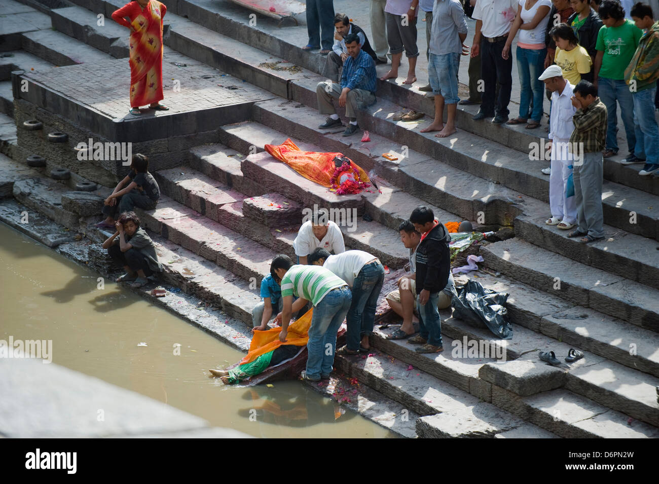 Arya Ghat cremazione pire, pellegrinaggio indù e sito di cremazione, Pashupatinath, Kathmandu, Nepal, Asia Foto Stock