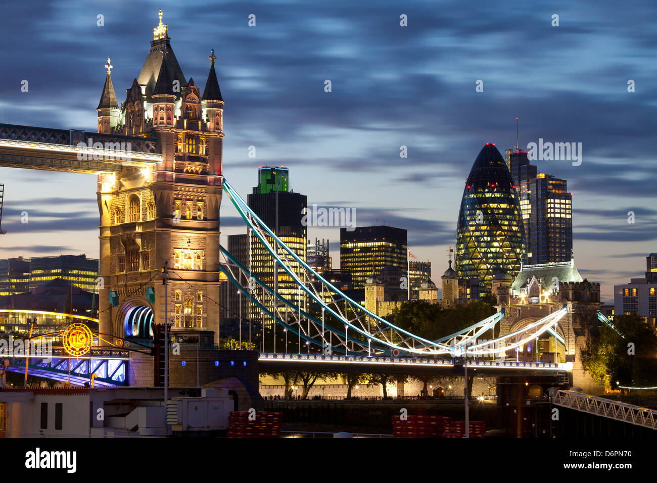 Il Tower Bridge e la città di Londra di notte, Londra, Inghilterra, Regno Unito, Europa Foto Stock