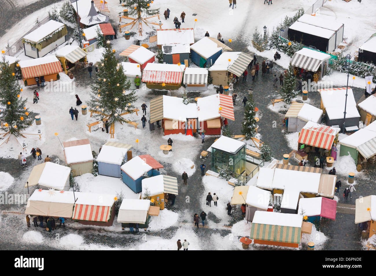 Vista sul Neumarkt Mercatino di Natale sotto la Frauenkirche di Dresda, Sassonia, Germania, Europa Foto Stock