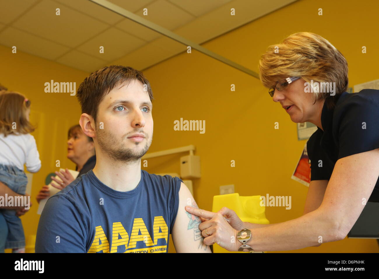 Swansea, Regno Unito. Xx Aprile, 2013 foto di L-R: 32 anni Geraint Evans da Briton Ferry ha il suo vaccino MMR da un infermiere a Neath Port Talbot Hospital, Port Talbot, nel Galles del Sud. Re: Drop-in MMR cliniche sono detenuti presso quattro ospedali a Swansea,UK e Neath Port Talbot, come la morte dell'uomo legate all'epidemia di morbillo è studiata. Gareth Colfer Williams, 25, muore nella sua casa di Swansea,UK giovedì. Prove dalla sanità pubblica del Galles hanno confermato che egli aveva il morbillo al momento della sua morte. Il numero di segnalati casi di morbillo in Galles è ora pari a 808. È il terzo fine settimana di una r Foto Stock