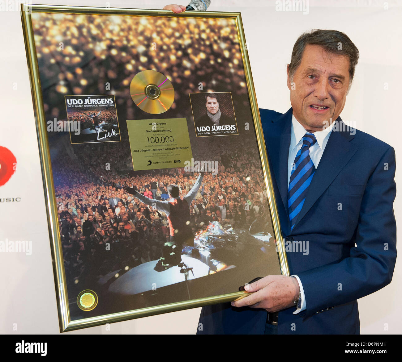 Il cantante Udo Juergens detiene una golden record a Monaco di Baviera, Germania, il 22 aprile 2013. È stato insignito di un record di oro per la vendita di più di centomila copie del suo album "Udo Juergens - Der ganz normale Wahnsinn' (lit: il solito caos). Foto: MARC MUELLER Foto Stock