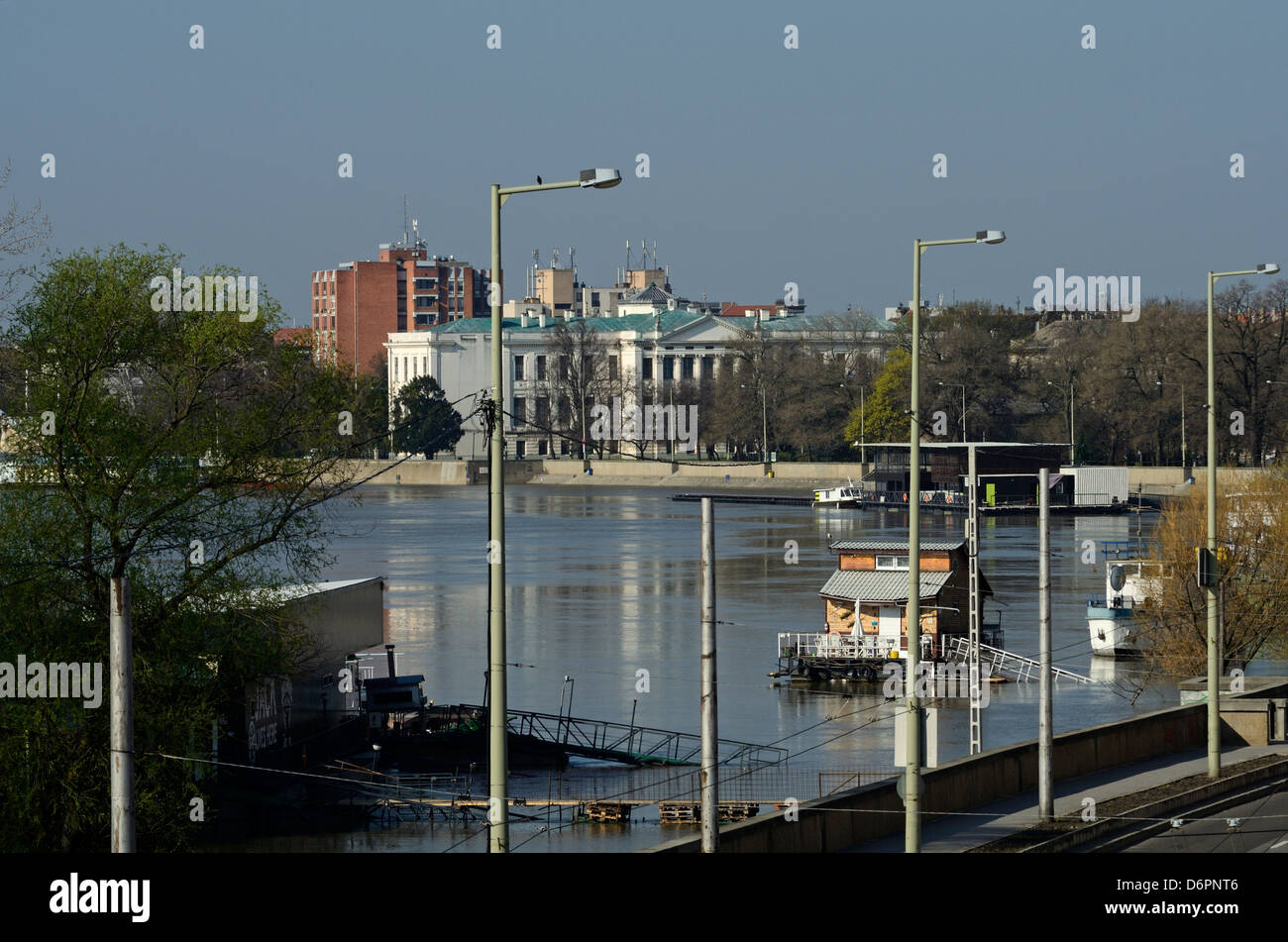 Le inondazioni del fiume Tisza a Szeged Ungheria Europa centro-orientale in background è Móra Ferenc Museum Foto Stock