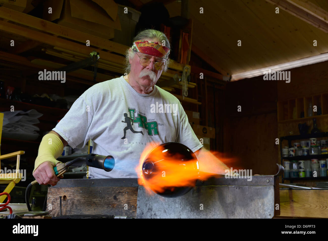 Glassblowing in Moonshine Glass studio in Wallowa, Oregon. Foto Stock